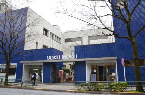 「ヨックモック青山本店」(東京都港区南青山5-3-3)は、青いタイルが印象的だ。中庭を街路に緩やかにつなげて、通りに奥行きを与えている(写真:渡辺 圭彦)