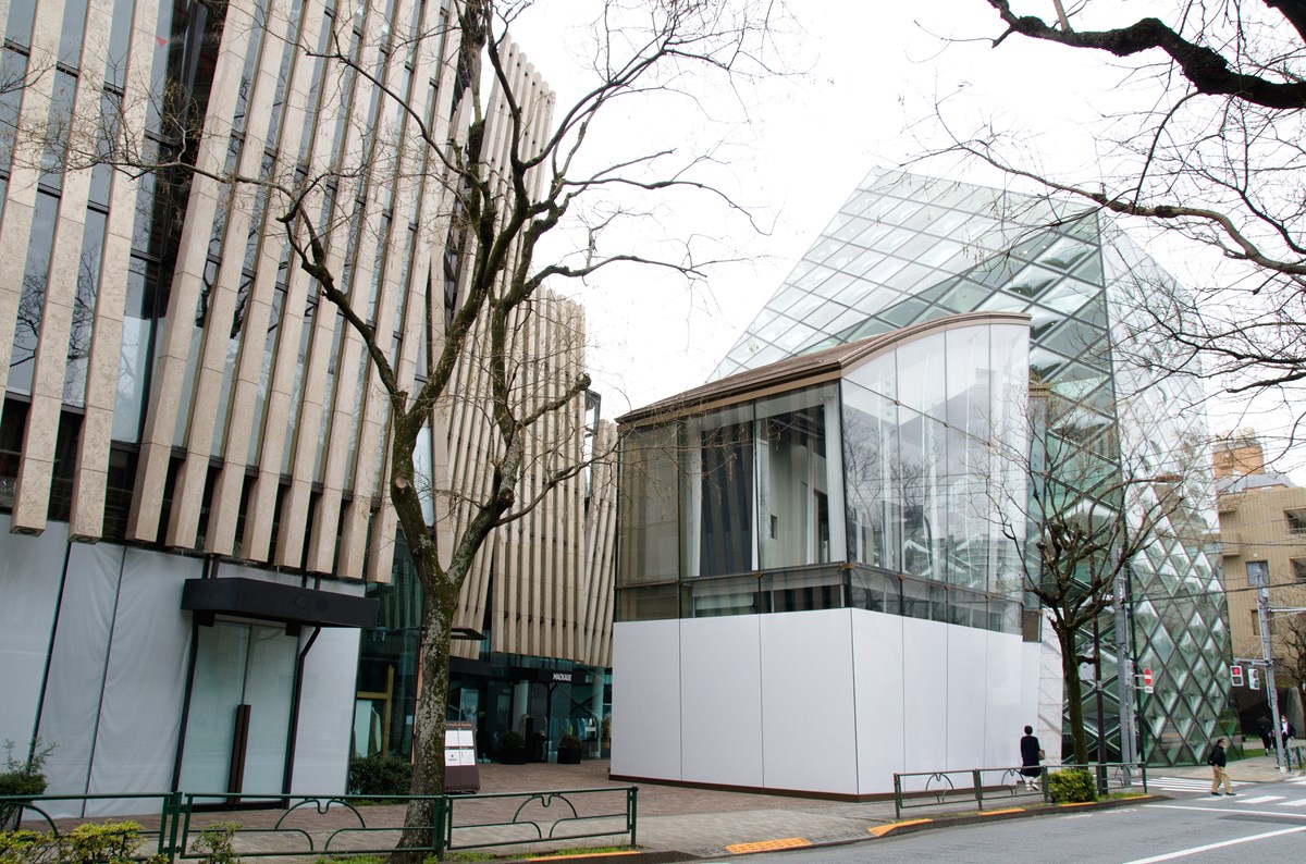 「ザ ジュエルズ オブ アオヤマ」（東京都港区南青山5-3-2）の設計は、光井純アンドアソシエーツ建築設計事務所。2005年に竣工した（写真：渡辺 圭彦）