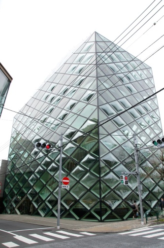 「プラダ青山店」(東京都港区南青山5-2-6)の建物は、夜には内部の照明で幻想的な姿を見せてくれる(写真:渡辺 圭彦)