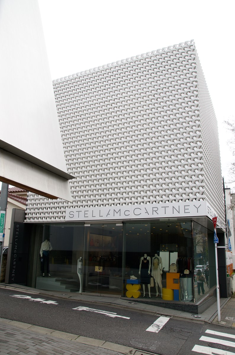 「STELLA McCARTNEY（ステラ マッカートニー）青山」（東京都港区南青山3-16-12）の建物は、白いメッシュのファサードが目を引く。2014年竣工（写真：渡辺 圭彦）