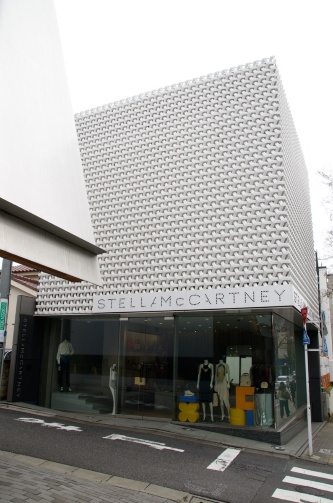 「STELLA McCARTNEY(ステラ マッカートニー)青山」(東京都港区南青山3-16-12)の建物は、白いメッシュのファサードが目を引く。2014年竣工(写真:渡辺 圭彦)