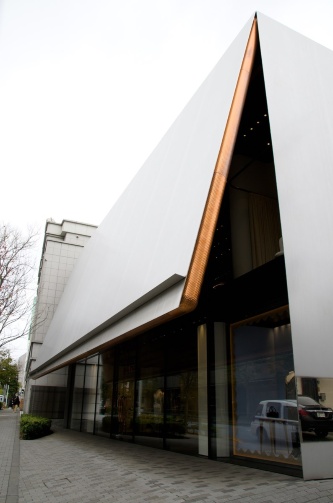 「ミュウミュウ 青山店」(東京都港区南青山3-17-8)の大きな屋根が特徴的だ。2015年竣工(写真:渡辺 圭彦)