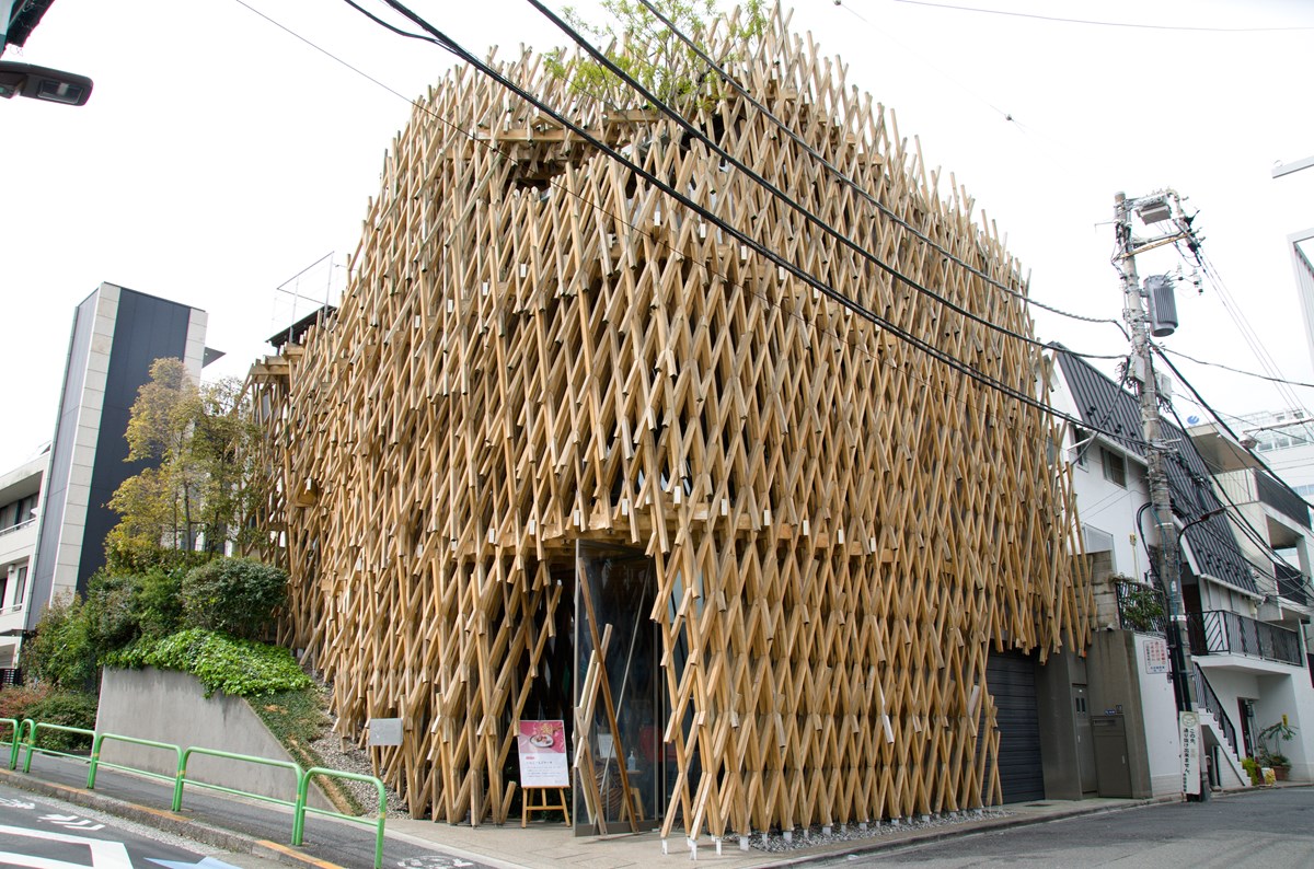 「サニーヒルズ南青山」（東京都港区南青山3-10-20）は、2013年に竣工した。10年たったせいか、外壁の木材の変化がよい雰囲気を醸し出しているように感じた（写真：渡辺 圭彦）
