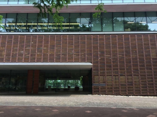 東京農業大学 農大アカデミアセンターの入り口付近の様子。テラコッタ・ルーバーの外壁が印象的だ（写真：村島 正彦）