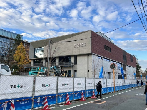 建設中である東京農業大学の世田谷キャンパス（仮称）国際センター。2022年12月に撮影した様子（写真：村島 正彦）