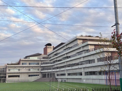 東京農業大学稲花小学校の外観。バルコニーの水平のラインが強調されている（写真：村島 正彦）