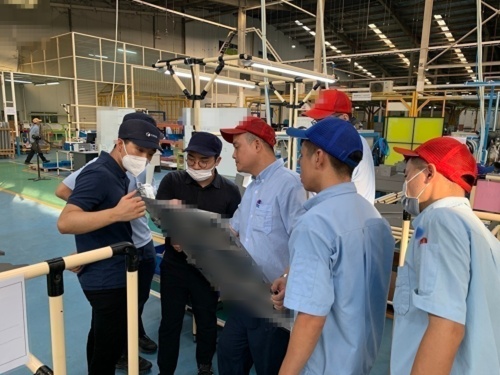 ベトナムの工場で生産方式を指導する様子