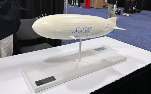 Flying Whalesの電動飛行船の小型模型。「CES 2023」に出展した（写真：日経クロステック）