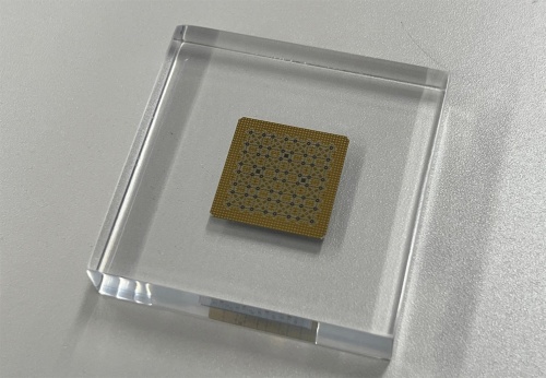 量子コンピューターの心臓部、超伝導量子ビット(写真:理化学研究所(量子コンピューター))