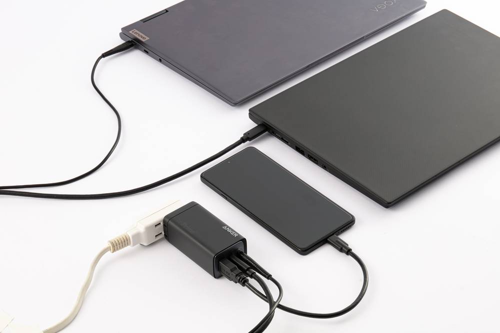 USB PDに対応するノートパソコンであれば、それに対応する付属品以外の充電器やモバイルバッテリーでも充電できる。外出先での突然のバッテリー切れに対処しやすい。写真は「737 Charger（GaNPrime 120W）」（Anker Japan）