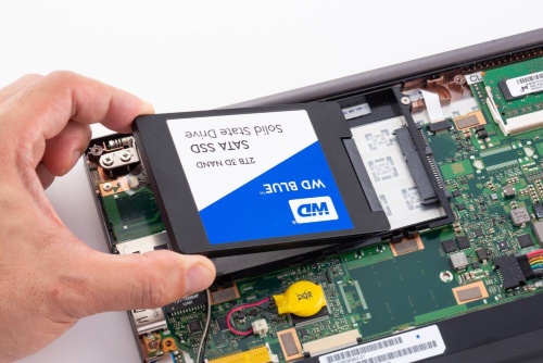 パソコンのストレージがHDDならSSDへの交換で体感速度が大幅に向上するはずだ。交換手順では、OSやデータをコピーした後に載せ替えるとよい。ただし、交換は自己責任になる