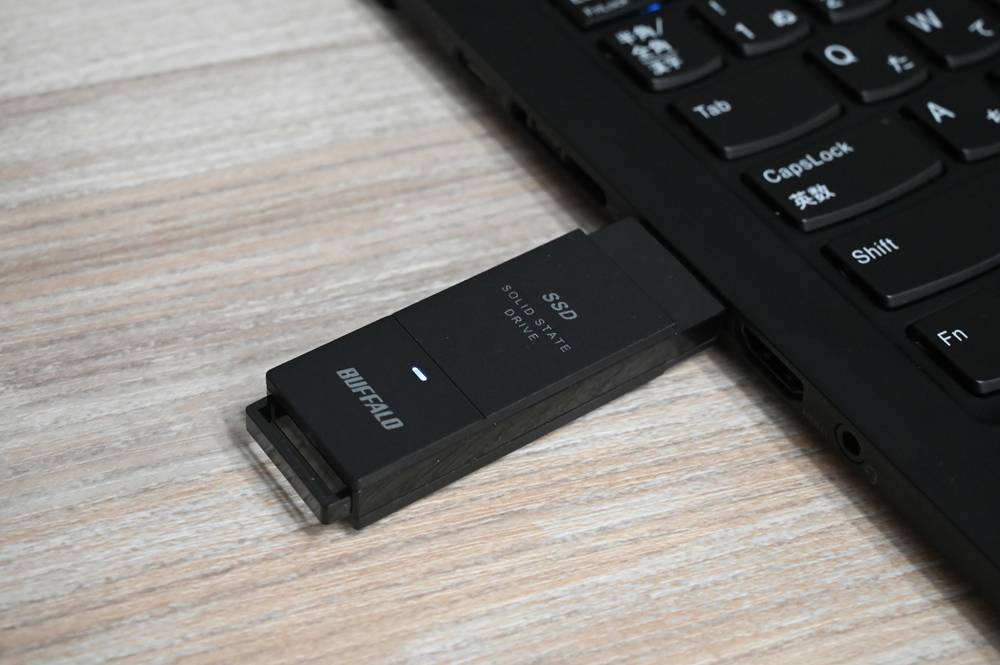外付けのドライブにデータを退避させれば、パソコンの容量不足を解消できる。容量を重視するなら外付けHDDを、速度や持ち運びを重視するなら外付けSSDを選びたい。写真はUSBメモリーのように使用できる、小型でSSDのバッファロー「SSD-SCT1.0U3-BA」