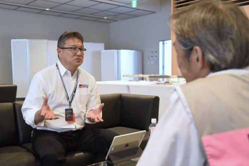 水素エンジンの開発を担当する小川輝氏