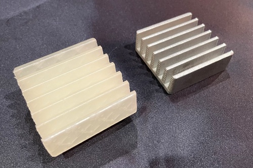 3Dプリンターで造った原型（左）とそれを基に造った鋳造品（右）