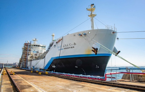 川崎重工の開発した世界初の液化水素運搬船「すいそ ふろんてぃあ」