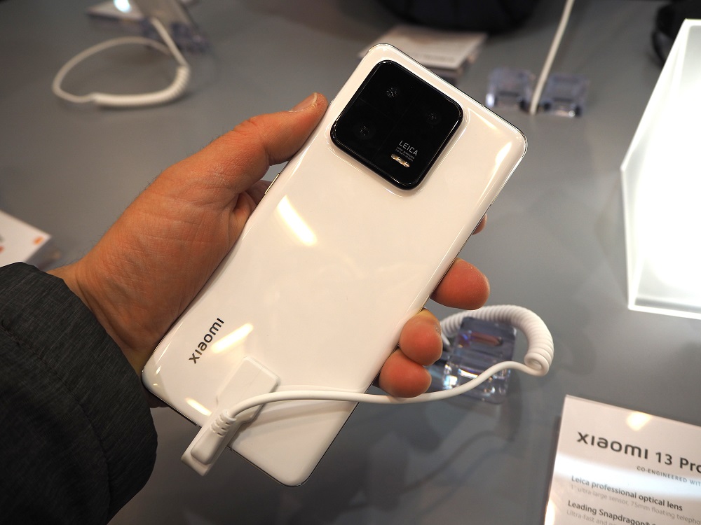 シャオミがグローバル展開を発表した「Xiaomi 13 Pro」。広角カメラには1インチのイメージセンサーを、望遠カメラにはレンズが動くフローティングレンズ構造を取り入れた。ライカカメラ品質の写真を幅広いシチュエーションで撮影できるのが特徴だ