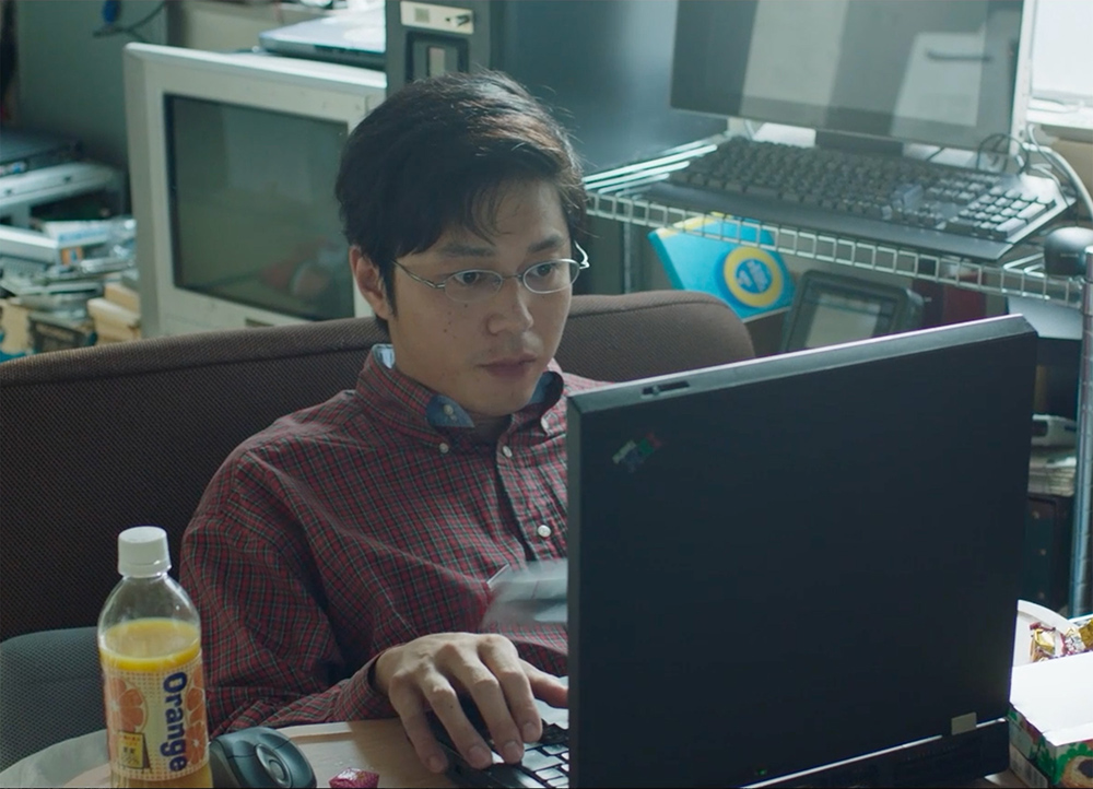 映画『Winny』の冒頭、プログラミングに没頭する金子勇氏。演じたのは東出昌大さん