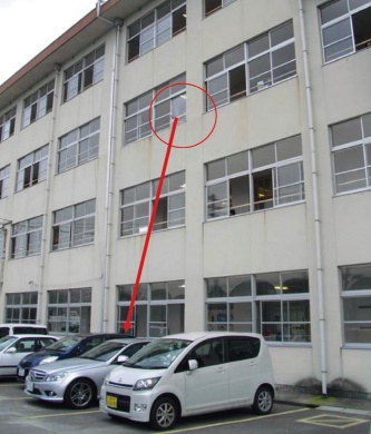 福岡市立平尾中学校では、2009年12月にガラス障子が落下して駐車中の車を直撃した（写真：福岡市）