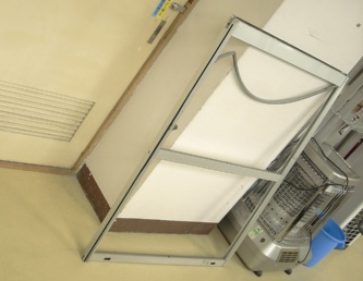 落下した障子のサッシ部分。上框(写真では床側に向いている部分)に設置しているはずの外れ止めがなかった。平尾中学校では落下事故後に枠側に外れ止めを設置した(写真:福岡市)