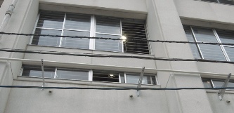 2010年2月に障子が落ちた福岡市立下山門中学校の講堂兼体育館の窓(写真:福岡市)