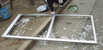 同中学校の講堂兼体育館の窓は、落下してガラスが粉々に。けが人はいなかった(写真:福岡市)