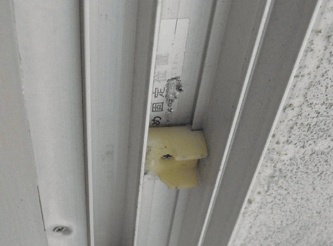 2010年3月に障子が落ちた下山門中学校の教室の窓枠に設置されていた外れ止め。一部が欠けていた(写真:福岡市)