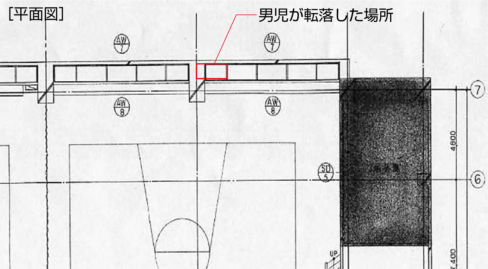 男児が転落した開口部の一部は柱の背面に位置する格好だった。柱と窓の間に人が入って遊んでいたという証言もあった（資料：遠野市）