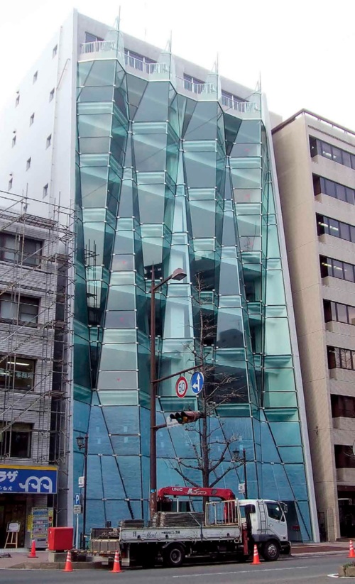 天神グラスビルディングの南側を見たところ。2008年4月に撮影した。完成後のビルでは空室が目立った。09年11月25日時点で、1階にテナント募集のお知らせを貼り出していた(写真:日経アーキテクチュア)