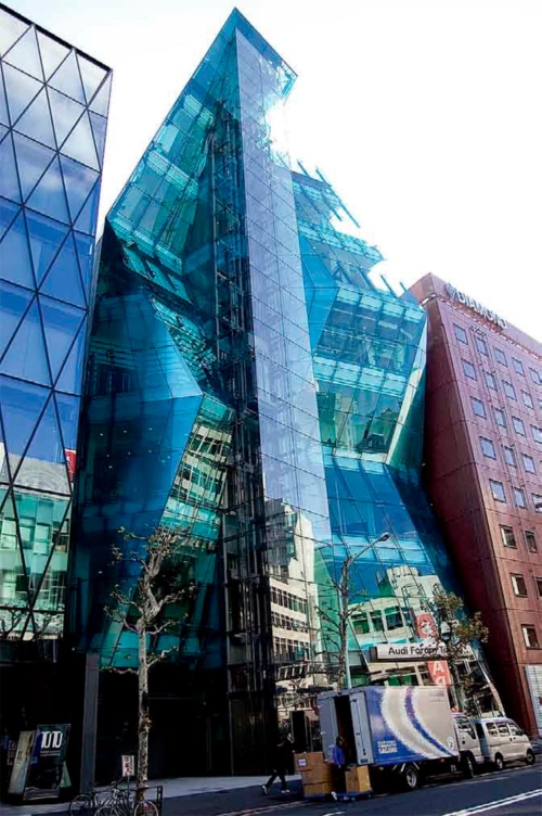 クライアント側が天神グラスビルディングを計画する際に、モデルとして考えたジ・アイスバーグ。東京都渋谷区内に立つ(写真:日経アーキテクチュア)