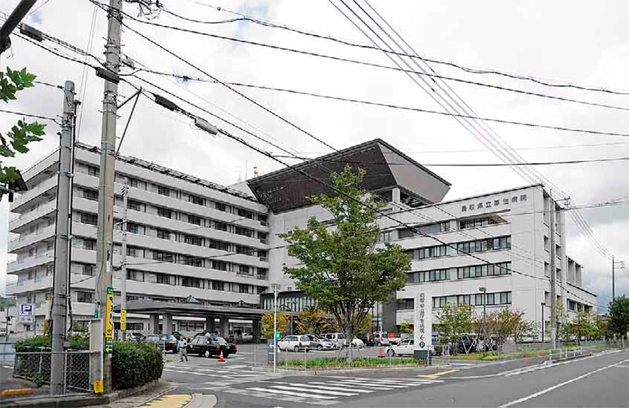 ハトの大群がすみ着いた鳥取県立厚生病院。屋上にヘリポートが見える（写真：日経アーキテクチュア）