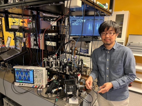 光接続法によりイオントラップ方式量子コンピューターの規模拡大を目指すOISTの高橋准教授