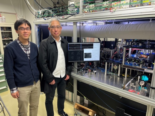 冷却原子方式の量子コンピューター開発に大きなブレークスルーをもたらした大森研究主幹（右）ら