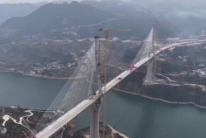 中国中部で世界最大スパンの橋が無事に接合 | 日経クロステック（xTECH）