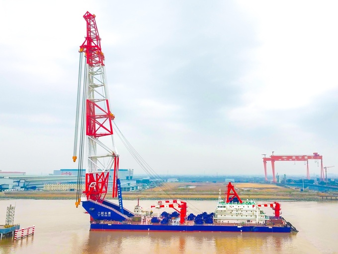 世界最大の杭打ち船「二航長青」が江蘇省南通市から出航 | 日経クロス