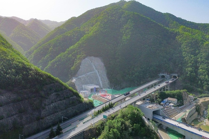 中国最長の高速鉄道トンネルが貫通 全長22.9キロ | 日経クロス