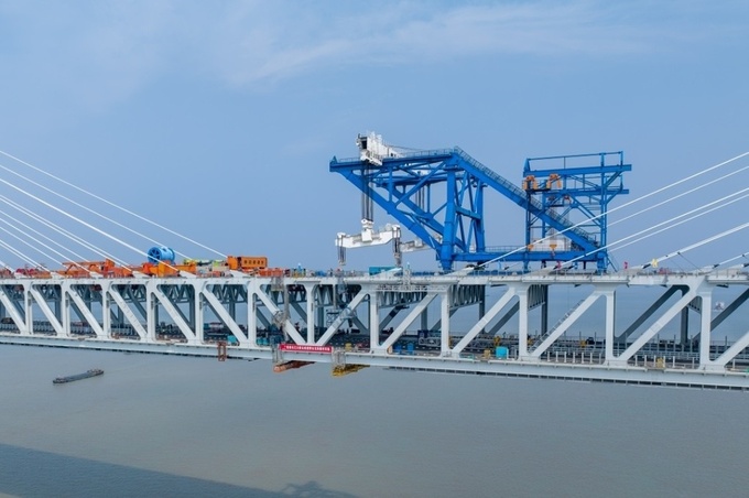 常泰長江大橋が順調に接合（2024年6月11日提供）。(c)CGTN Japanese