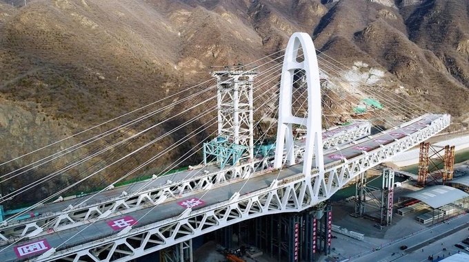 北京の曲線鋼桁斜張大橋 世界初の左右両部分の空中同時回転 | 日経