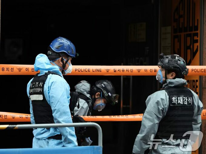 火災が発生したソウル市中区のカプセルホテルで、合同鑑識を実施する警察と消防 (c)news1