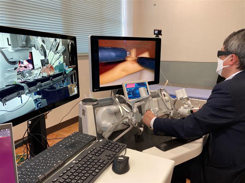 手術支援ロボットを遠隔操作、熟練医が距離の壁を越えて若手をサポート