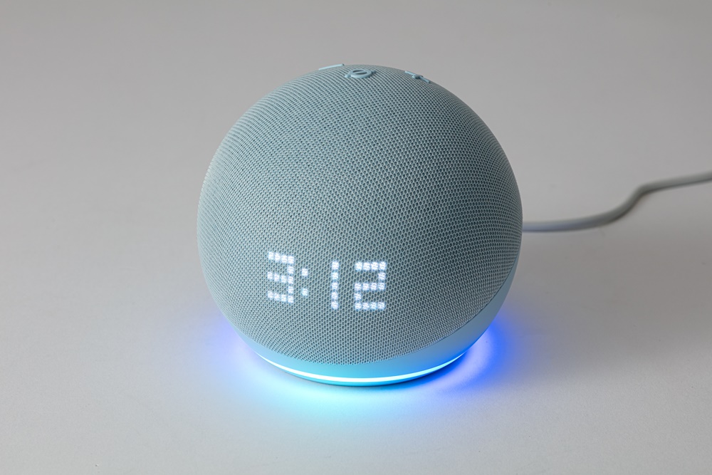 複数台で本領発揮、スマートスピーカー「Echo Dot with clock（第5世代）」 | 日経クロステック（xTECH）