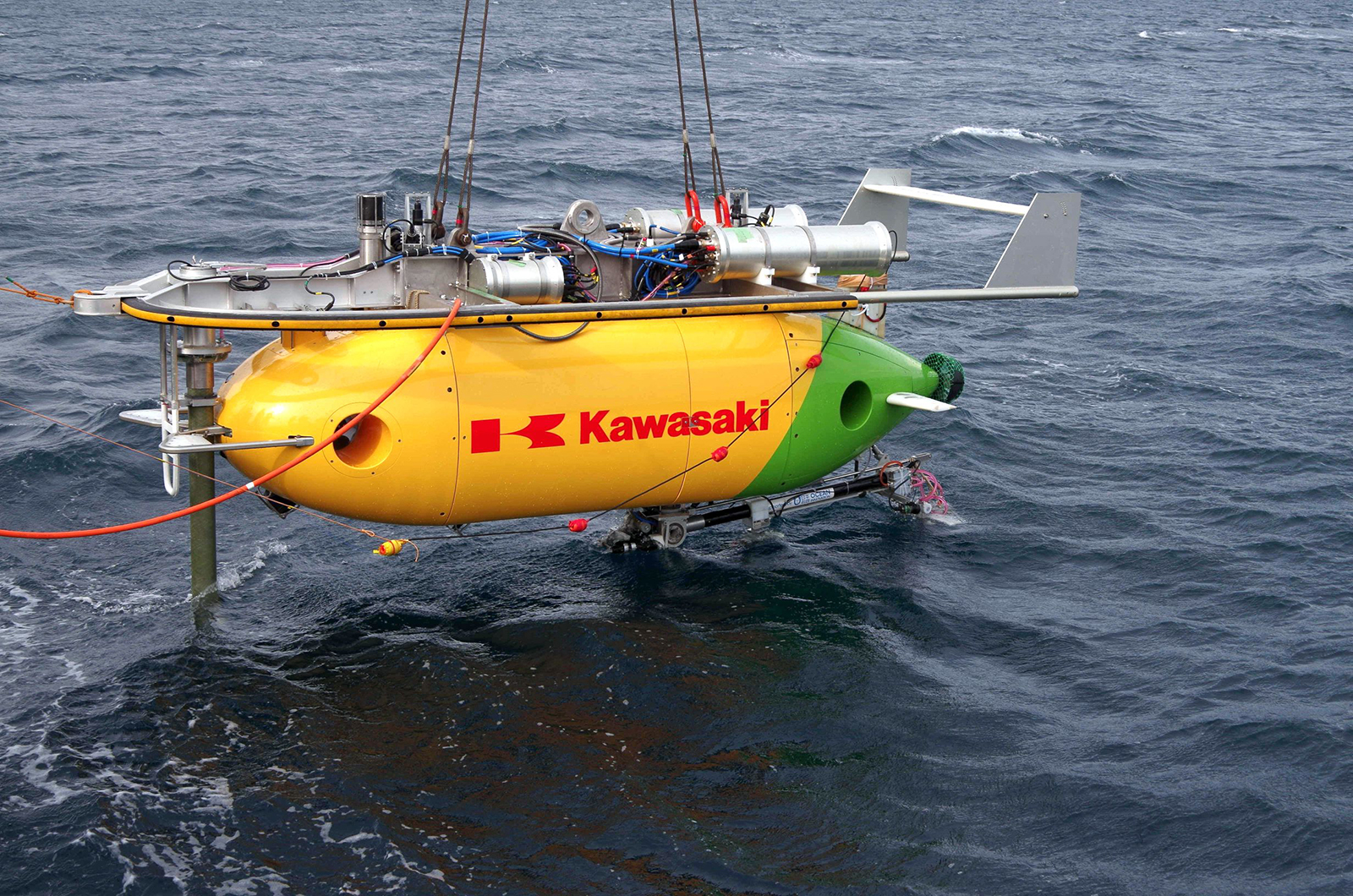 川重が新技術満載の自律航行潜水機、ロボアームで海中構造物を検査