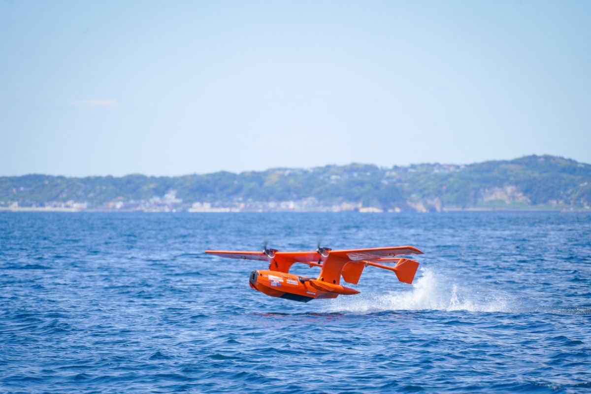 3mの波でも自動で離陸、200海里を往復できる飛行艇型ドローン | 日経