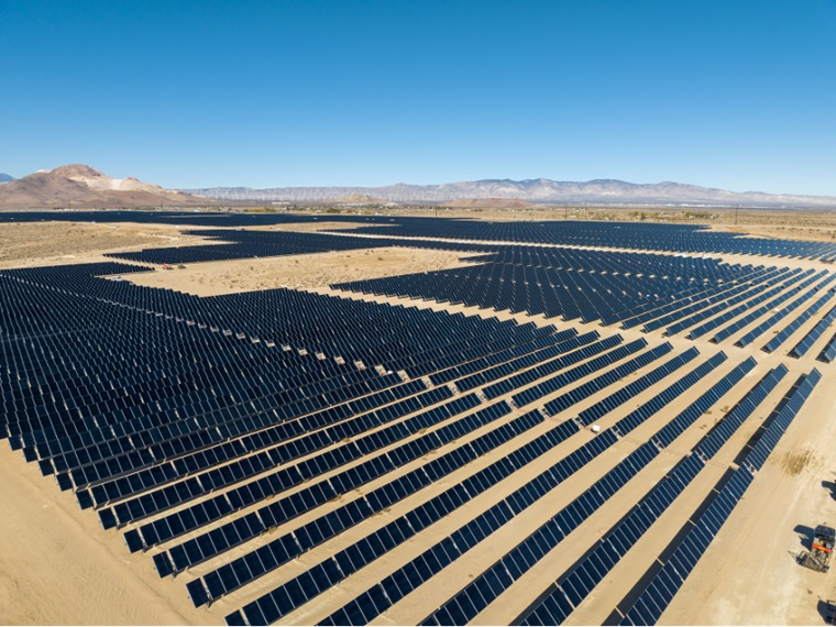 米最大1.3GWの「太陽光＋蓄電池」稼働、今後3GW超に増設へ | 日経 