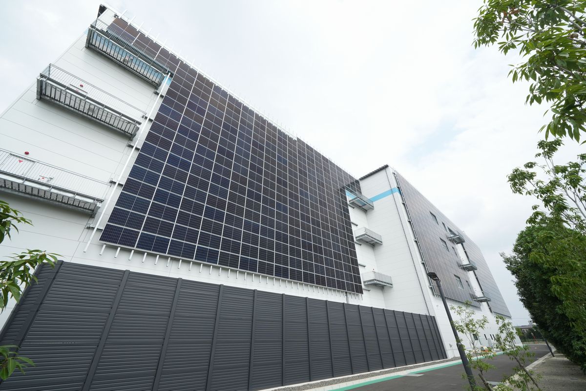 壁面にもパネル、アマゾンの物流施設に5MWの太陽光 | 日経クロステック