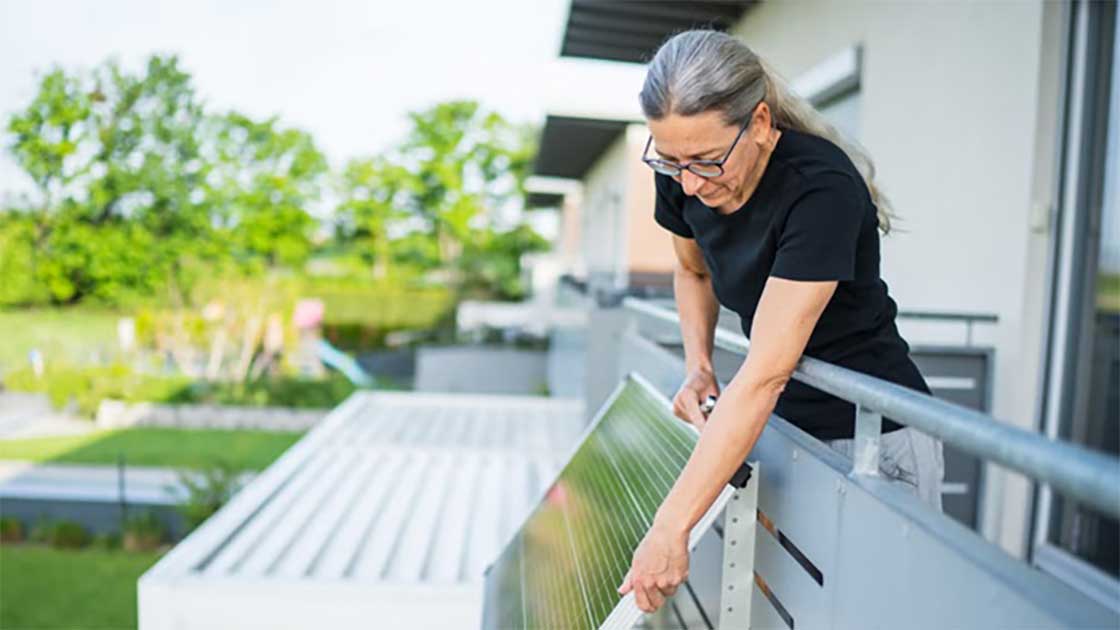 「ベランダソーラー」に脚光、コンセントに差し込み置くだけ