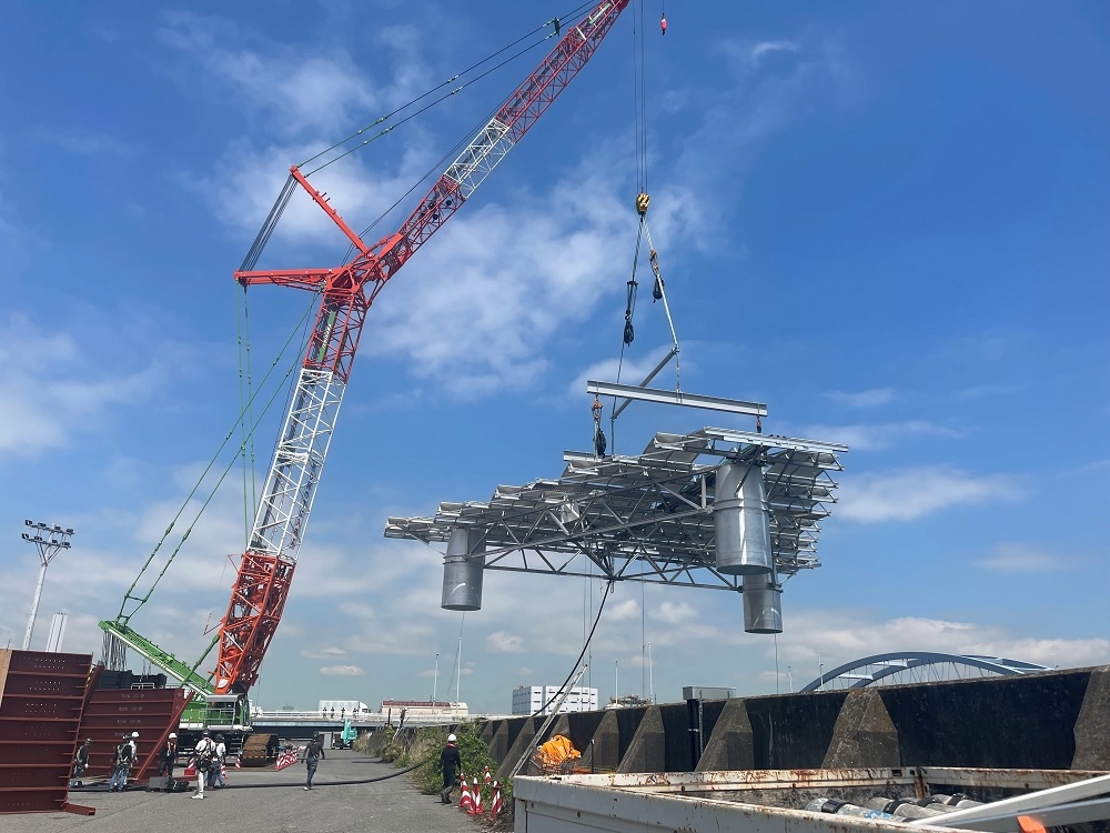 東京湾に浮かぶ「洋上太陽光」、蘭社製フロートで強風の影響など検証