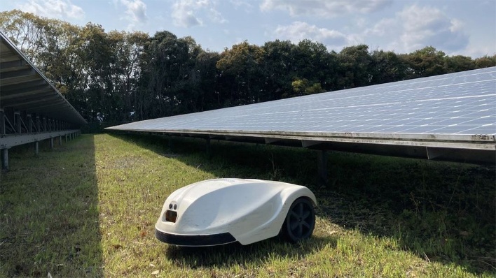 発電所で自律走行、初の国産ロボット草刈機の採用が増加