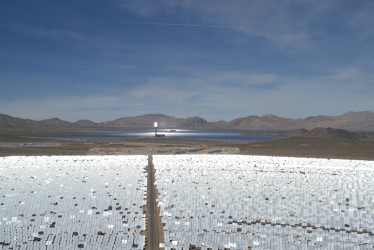 米最大の集光型太陽熱発電、太陽電池に勝てず終了へ | 日経クロス