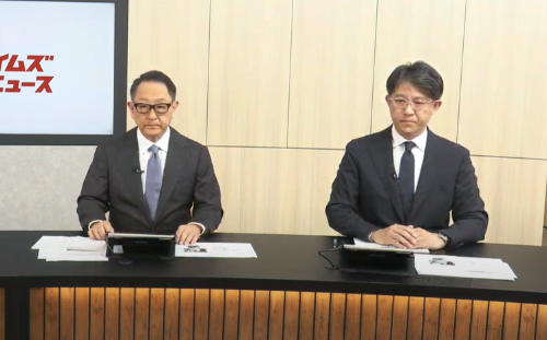 図2　緊急会見に臨んだトヨタ自動車の豊田章男会長（左）と佐藤恒治社長（右）