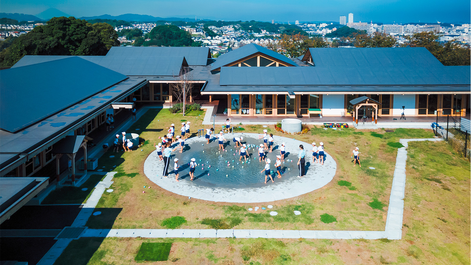 おとなへの設計図　小出湧三 吹き抜けを立体的な「図書室」に、児童と本の密接な関係育む（4ページ